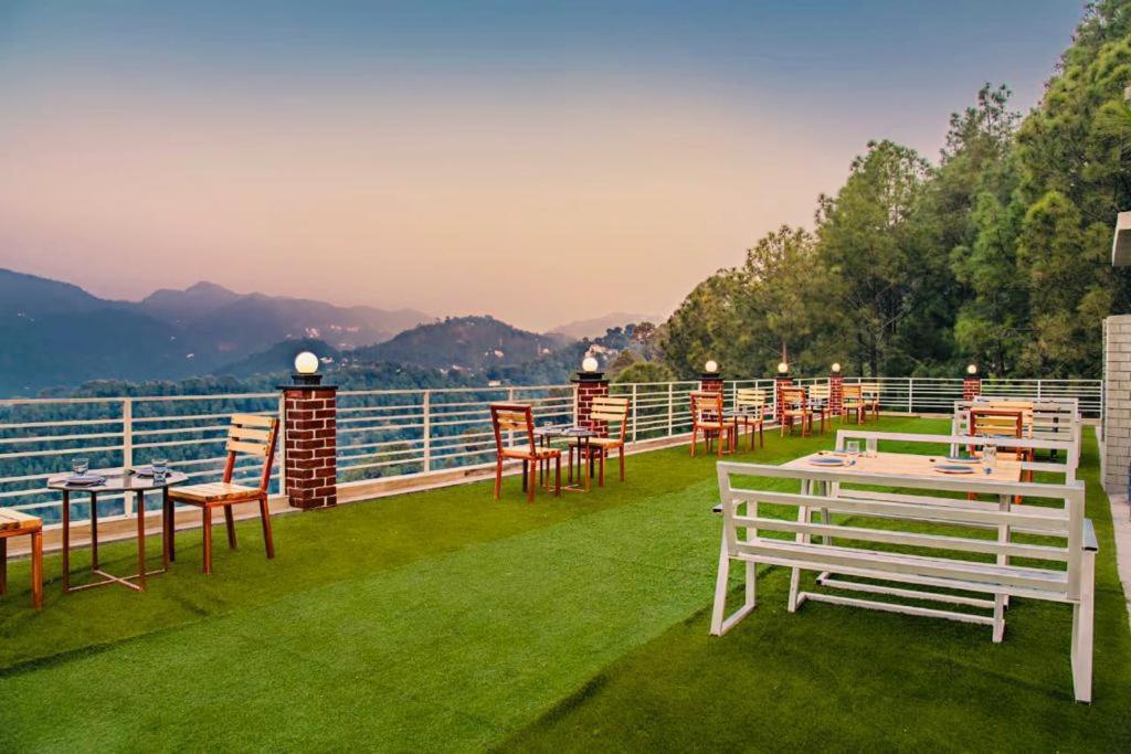 Hillcrest Heights Bed & Breakfast Kasauli Exterior photo